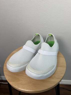 OOFOS OOmg Low All White Mesh Slip On Recovery Comfort Shoes Women's Size 9